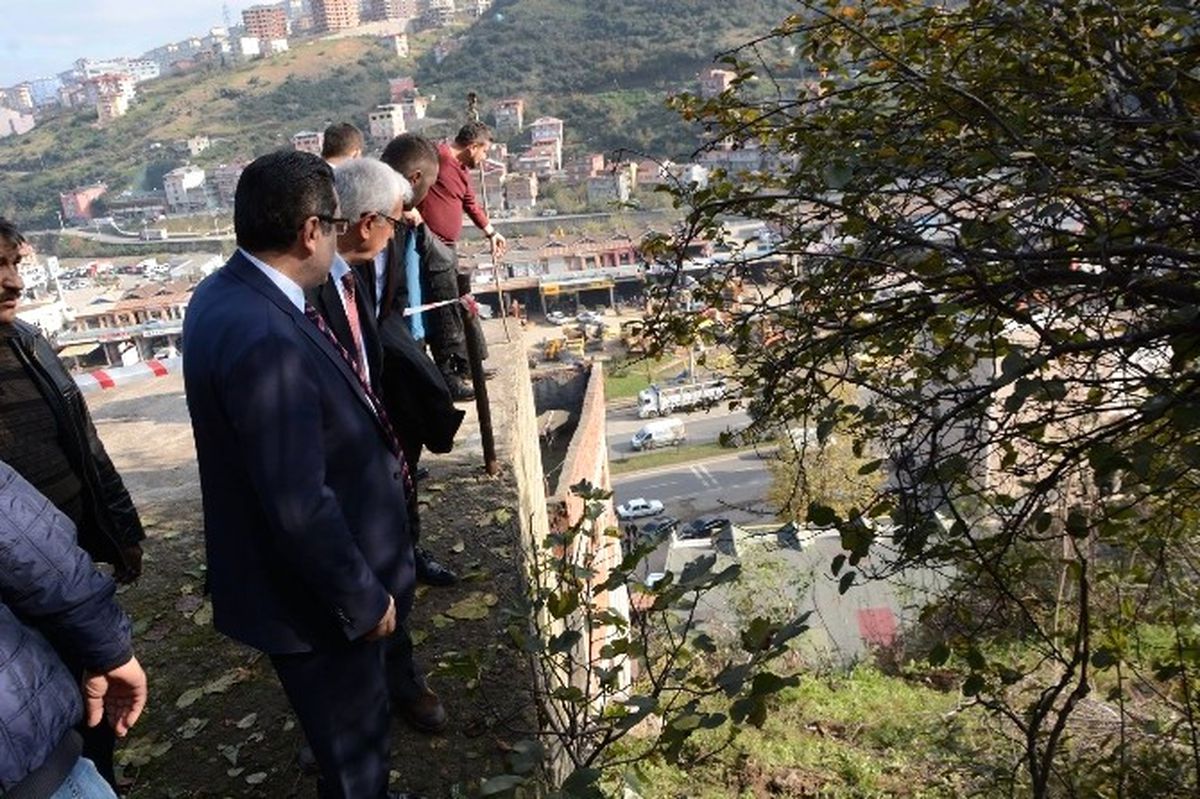 Trabzon\'da Yamaçtan Kaya Düşen Mahallede Önlemler Alınıyor
