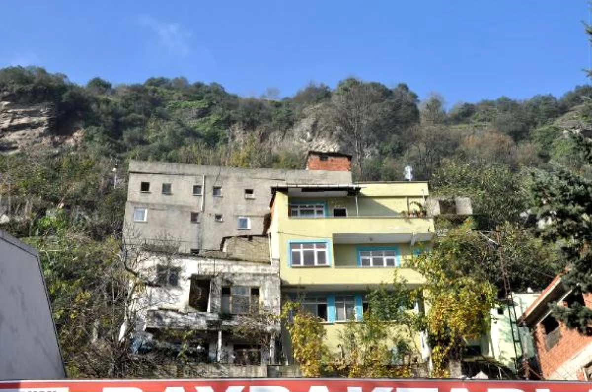 Yamaçtan Kopan Kayalar Evlerin Üzerine Düştü: 1 Kişi Yaralandı
