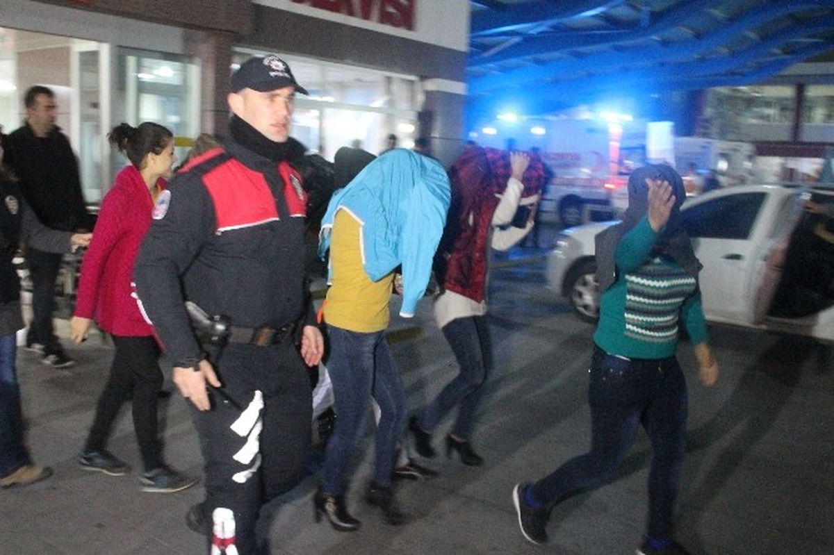 Yol Kenarında Fuhuş İçin Müşteri Bekleyen Kadınlara Suçüstü
