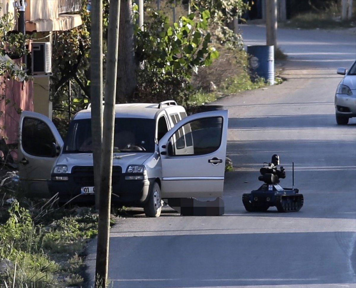 Adana\'nın Seyhan İlçesine Bağlı Sarıhamzalı Mahallesi\'nde Bomba Düzenekli Bir Araç Ele Geçirildi.