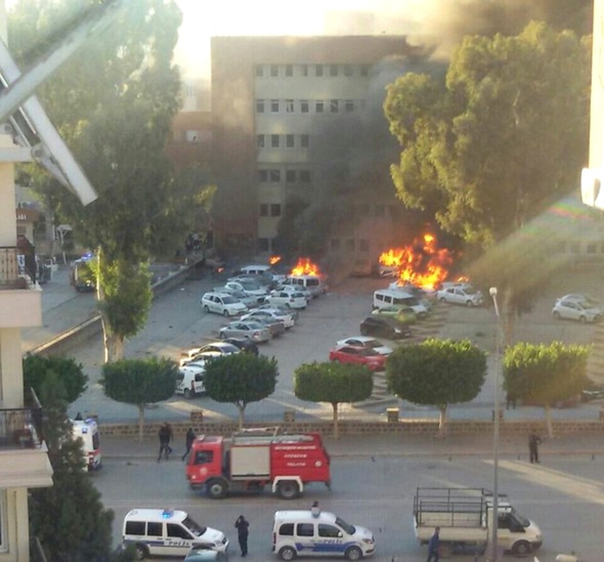 Adana Valiliği\'ne Bombalı Araçla Saldırı (1)
