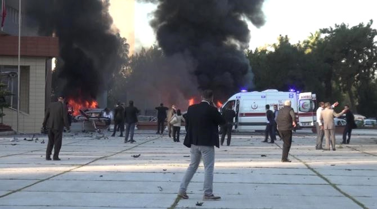 Adana Valiliği\'ne Bombalı Araçla Saldırı (2)