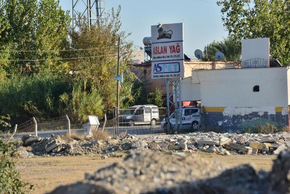 Adana Valiliği\'ne Bombalı Araçla Saldırı; 2 Ölü, 33 Yaralı (8)