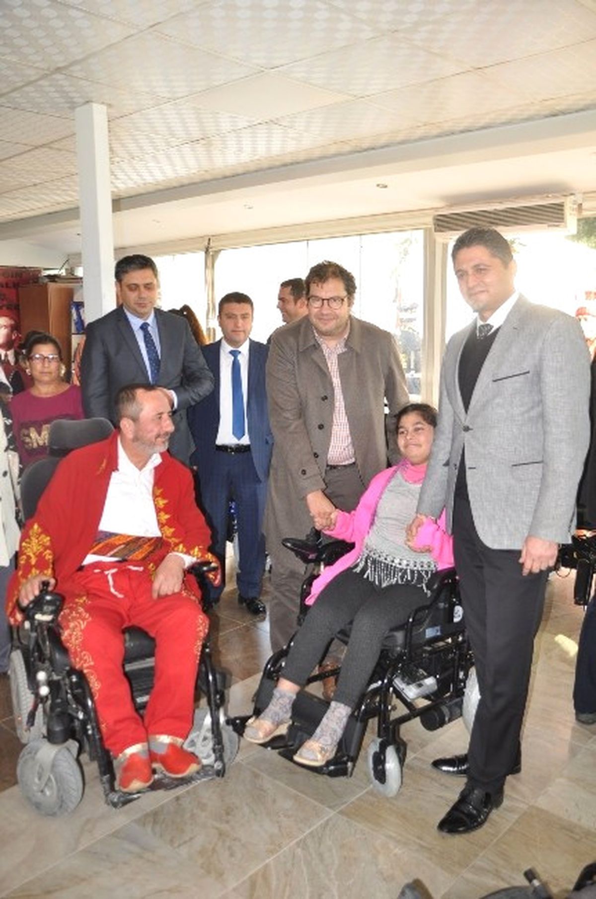 Aliağa\'da İhtiyaç Sahibi Vatandaşlara Akülü Sandalye Dağıtıldı