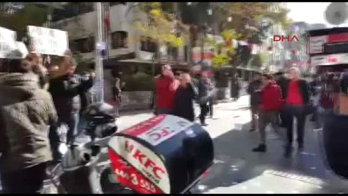 Ankara\'da Khk\'ları Protesto Eden Gruba Polis Müdahalesi