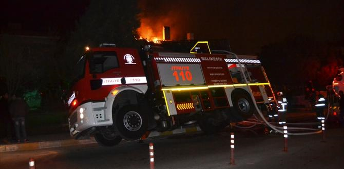 Balıkesir\'de Pansiyon Yangını