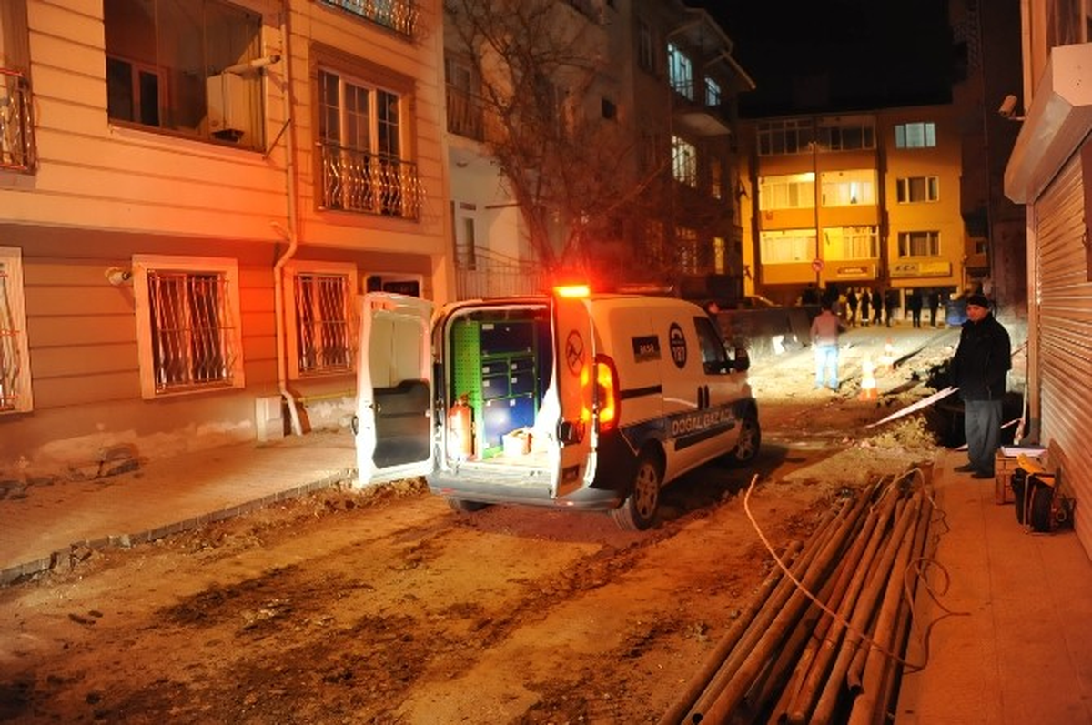 Bozüyük\'teki Doğalgaz Kaçağı Paniğe Neden Oldu