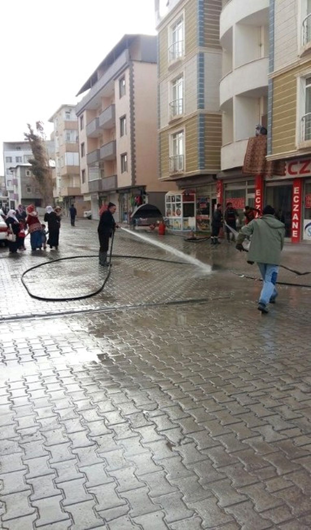 Bulanık\'ta Yol Yıkama Çalışması