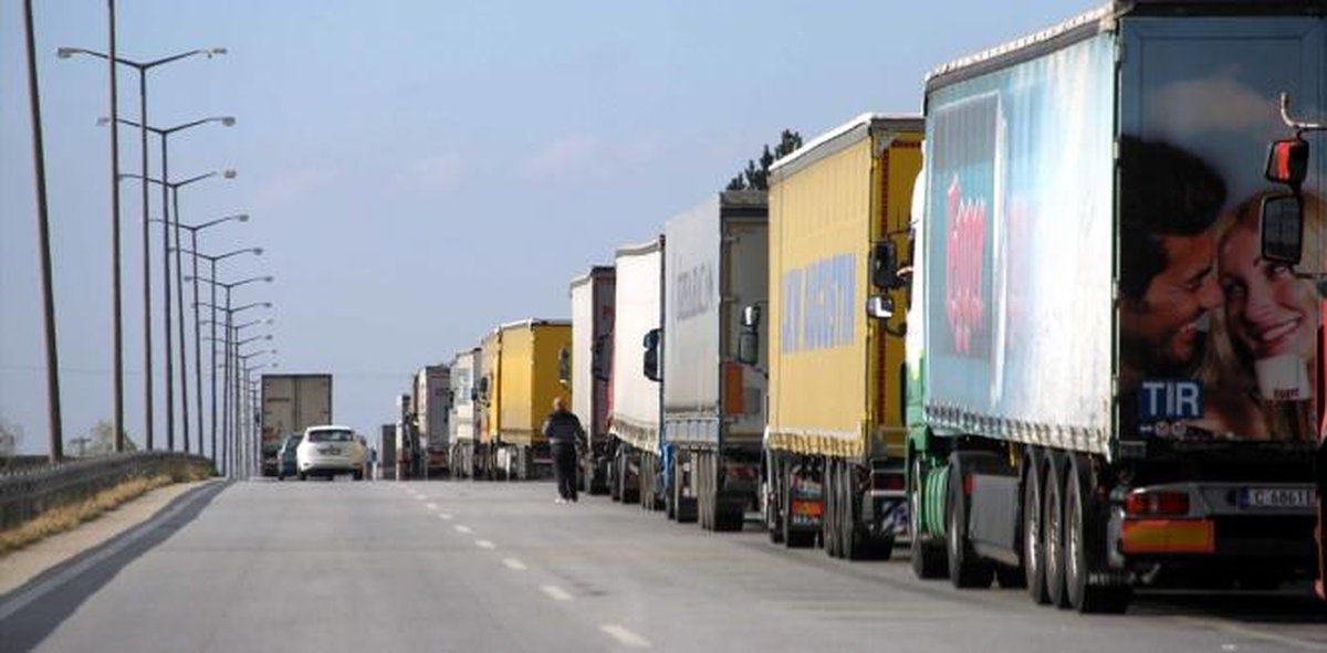 Bulgaristan\'a Açılan Sınır Kapılarındaki Tır Yoğunluğu