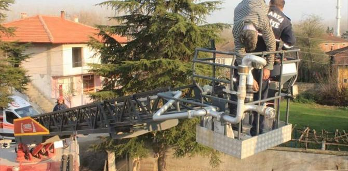 Çatıda Baygınlık Geçiren Işçi, Itfaiye Ekiplerince Kurtarıldı