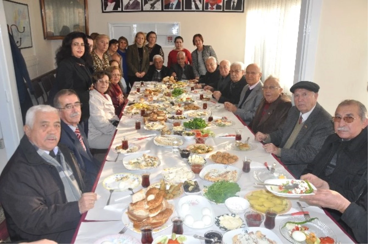 CHP\'li Kadınlar Köy Enstitülü Öğretmenleri Unutmadı