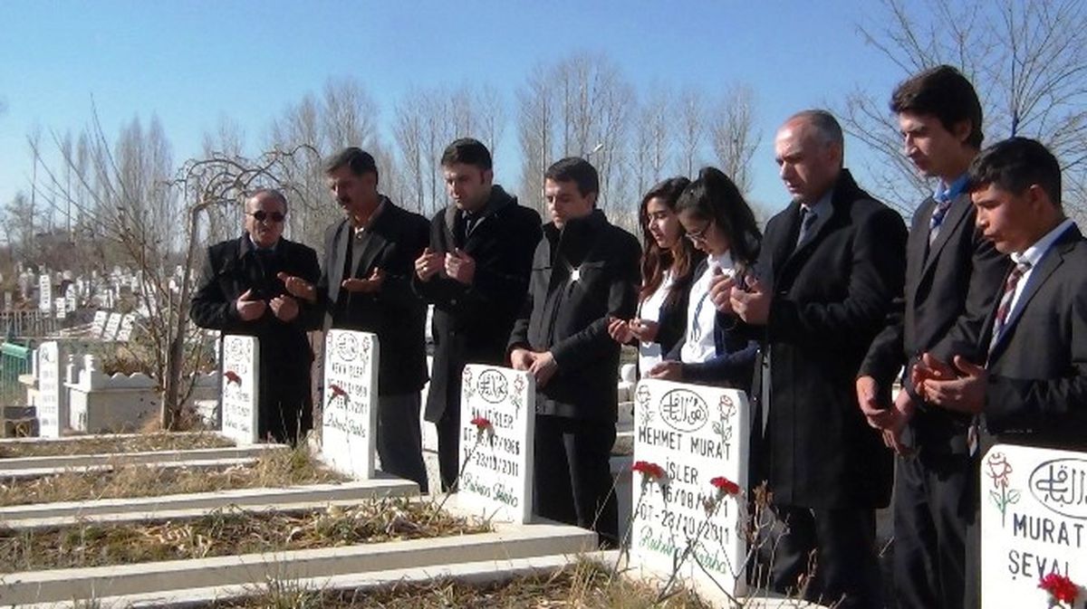 Deprem Şehidi Öğretmen Mezarı Başında Anıldı