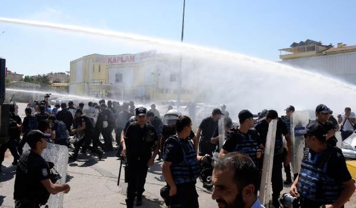 Dha Ankara-Ankara\'da Khk\'ları Protesto Eden Gruba Polis Müdahalesi