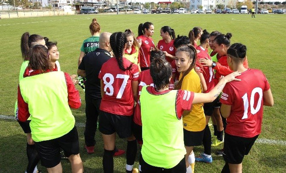 Döşemealtı Kadın Futbol Takımı 3-1 Mağlup