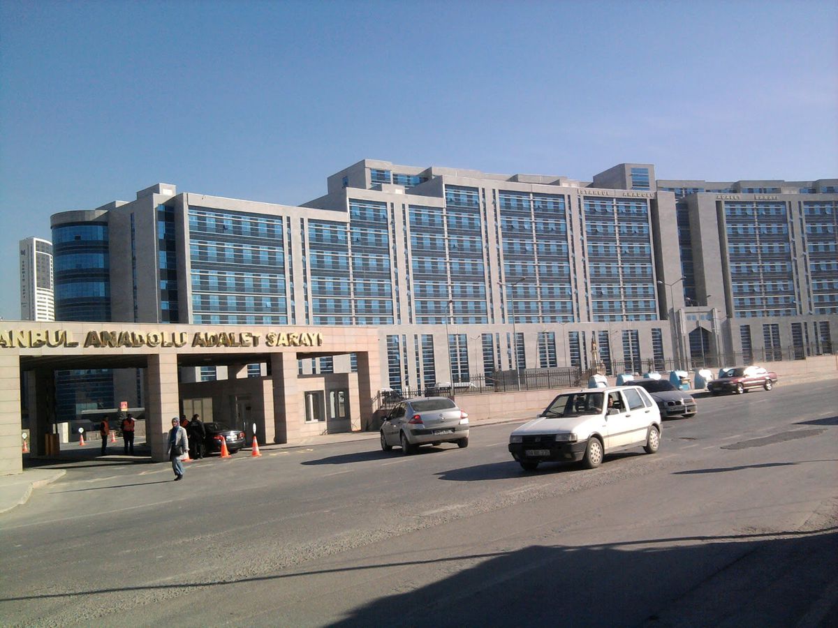 Duruşma Salonunda Vahşet! Hakimlerin Kanı Dondu