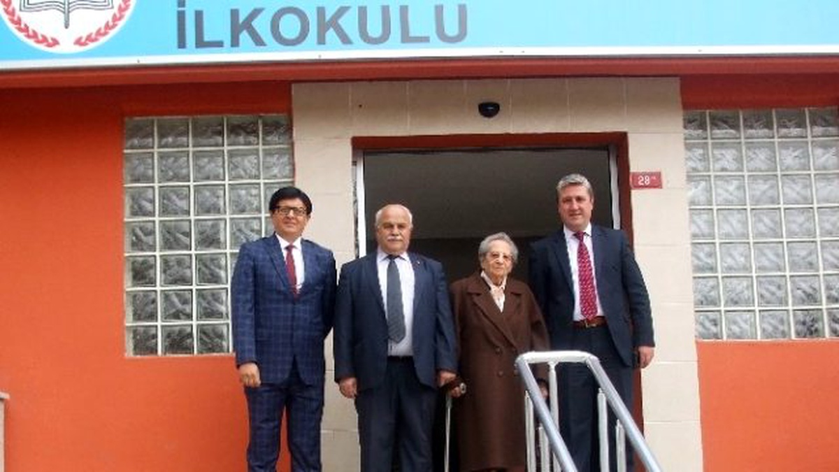 En Yaşlı Öğretmenden Yaptırdığı Okula Ziyaret
