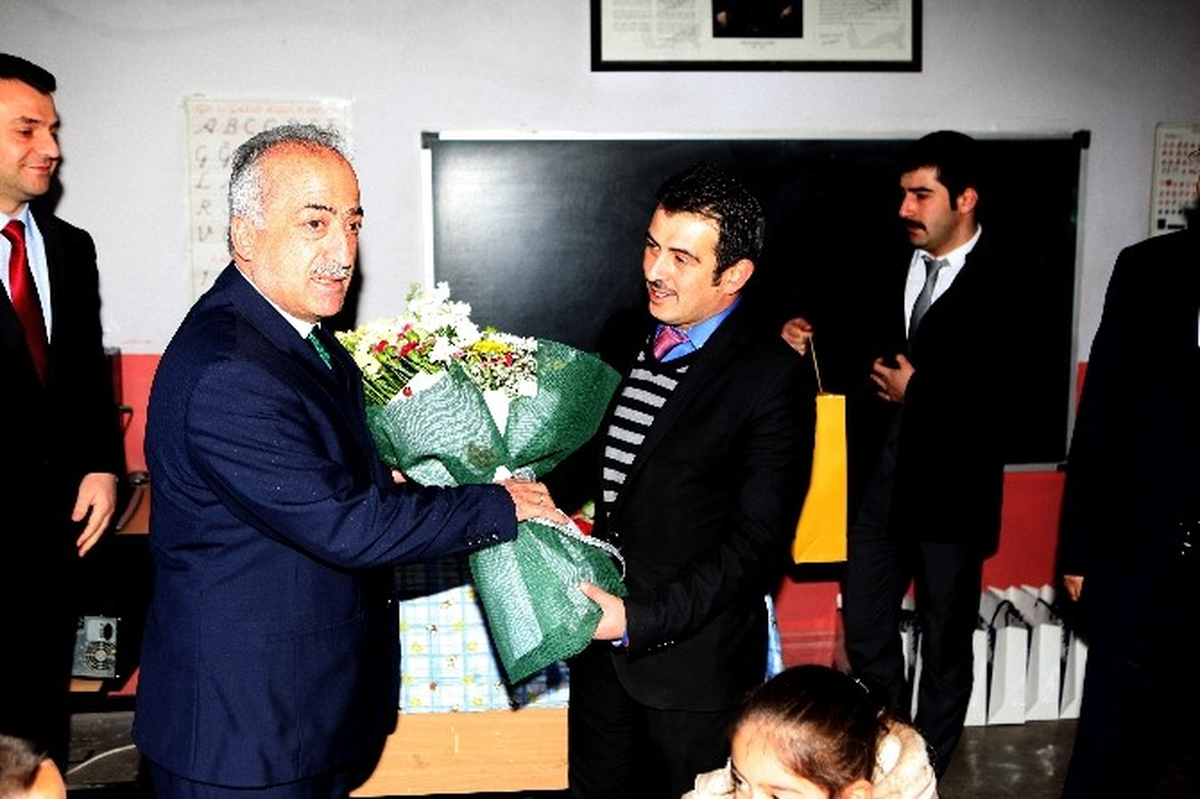 İsmini Sorduğu Öğrenciden 'Fethullah' Cevabını Alan Rektör: Babana Söyle Adını Değiştirsin