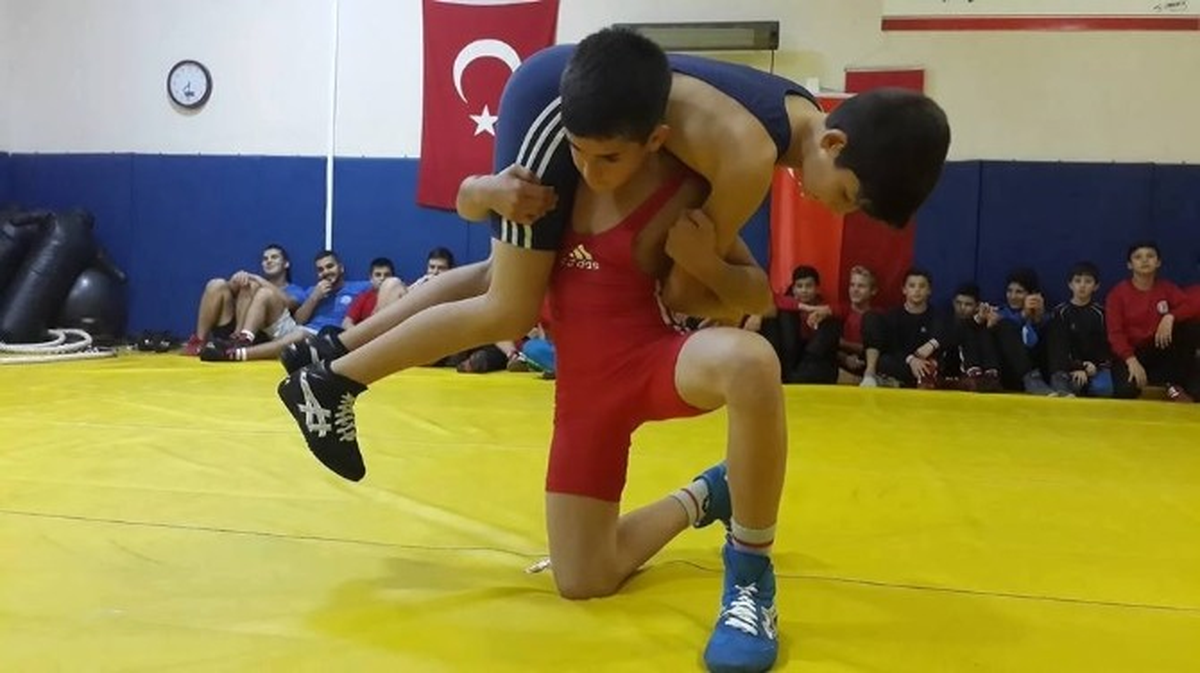 İzmit Belediyespor Pehlivanları Başkan Doğan\'a Teşekkür Etti