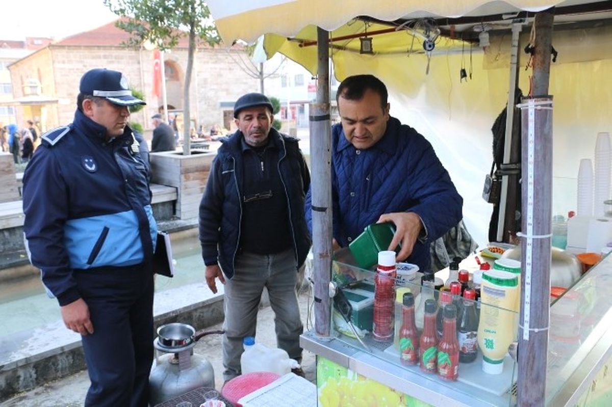 İzzet Baysal Caddesi\'ndeki Mısır ve Simitciler Denetlendi