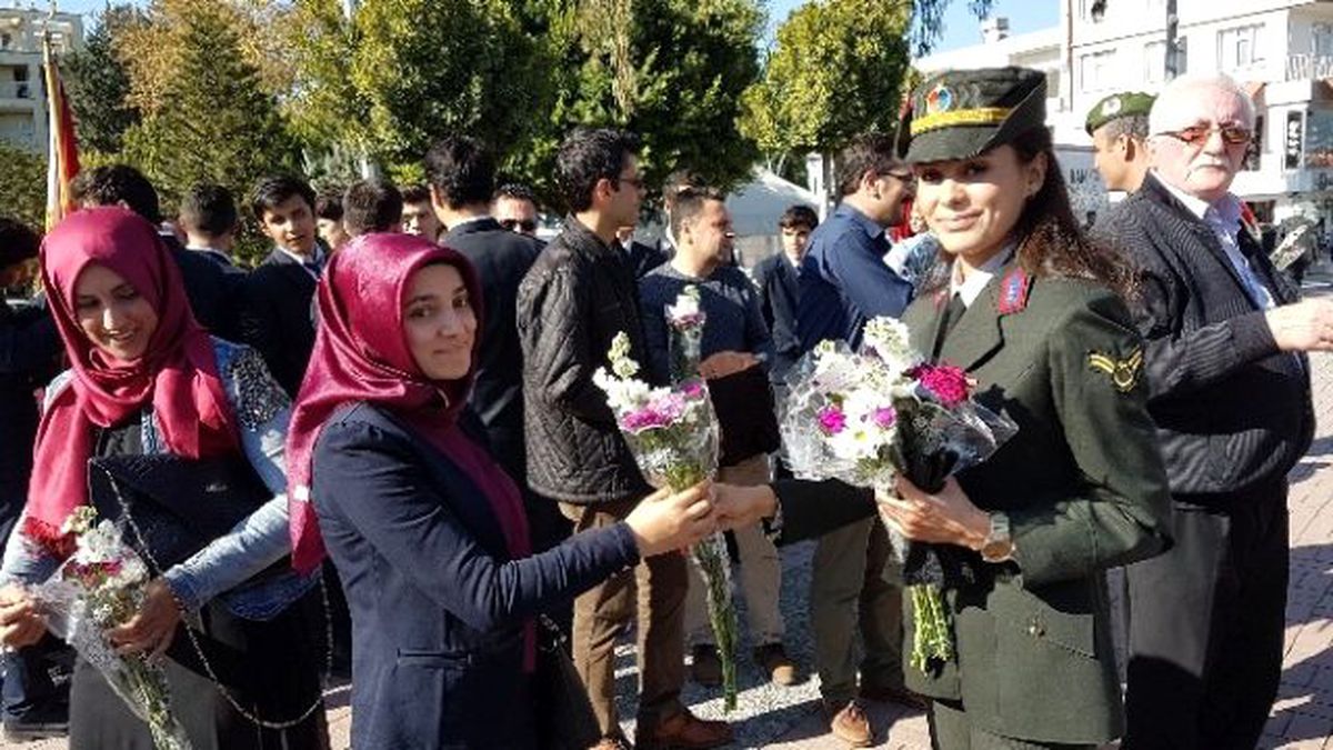 Jandarma\'dan Öğretmenler Gününe Çiçekli Kutlama