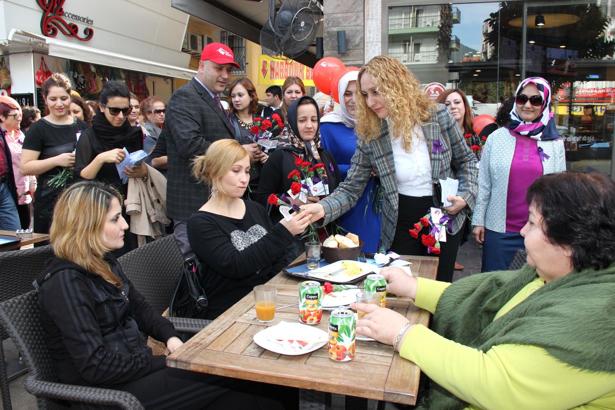 Kadına Karşı Şiddete Karanfille Dikkati Çektiler