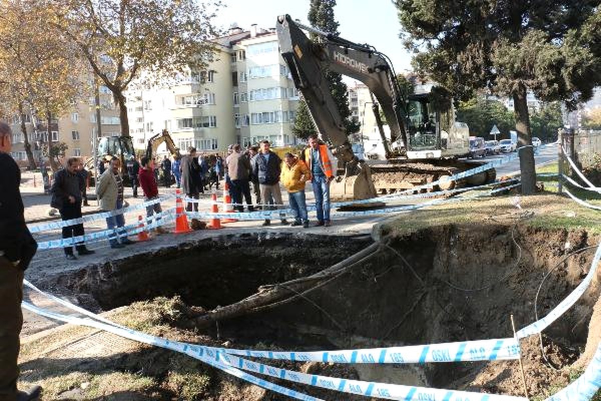 Karadeniz Sahil Yolu\'nda Kanalizasyon Hattı Çöktü