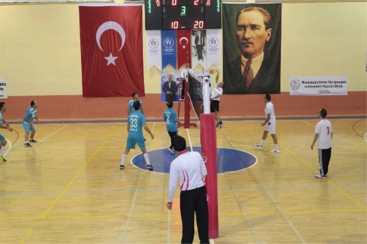 Karaman\'da Öğretmenler Günü Voleybol Turnuvası Sona Erdi