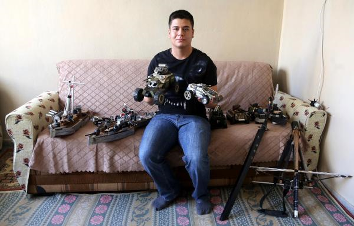 Liseli Ahmet, Atık Malzemelerle Maket Yapıyor