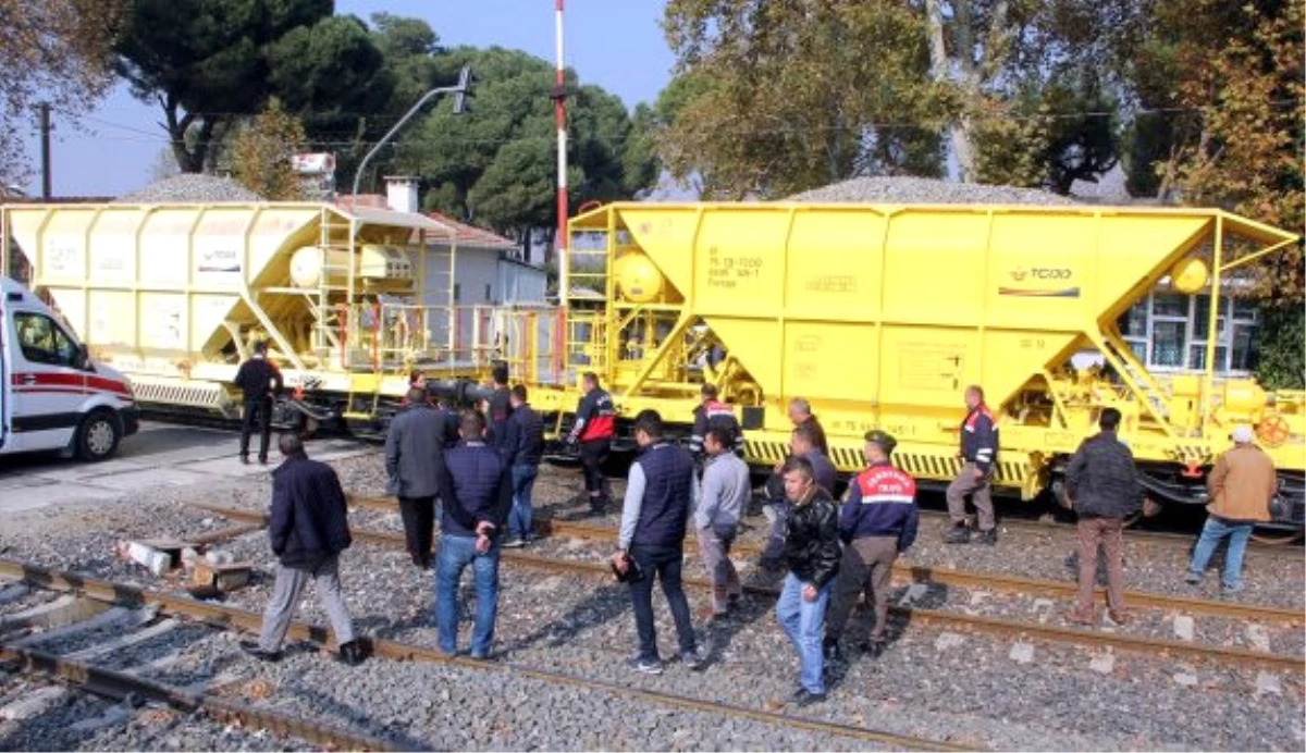 Manisa\'da Sara Nöbeti Geçiren Yayaya Tren Çarptı