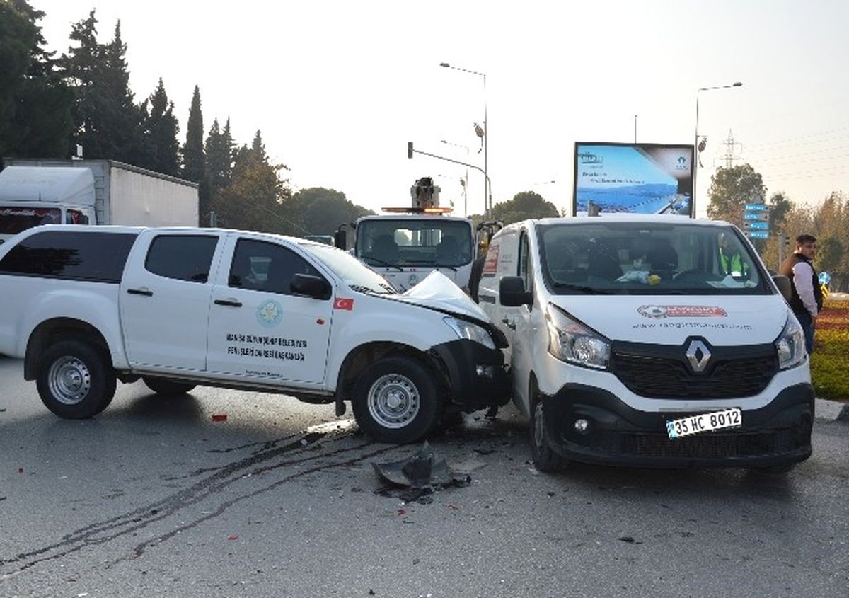 Manisa\'da Zincirleme Kaza: 2 Yaralı