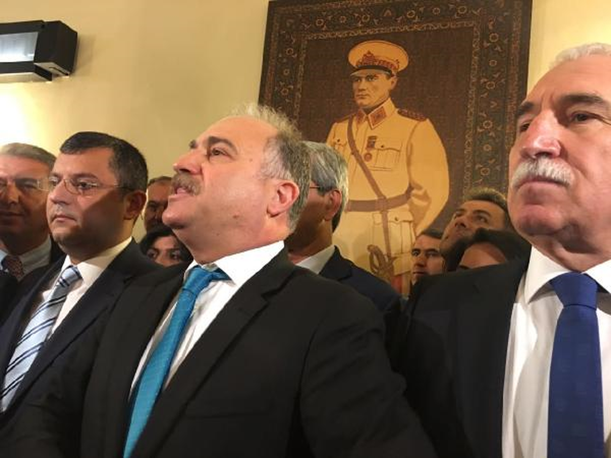 Muhalefet Kulisinden Kaldırılan \'Mareşal Atatürk\' Portresinin Taklidi Eski Yerine Asıldı
