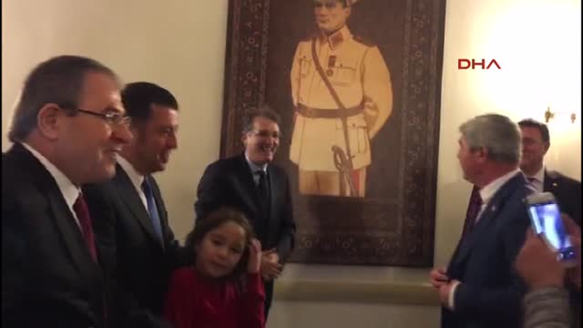 Muhalefet Kulisinden Kaldırılan \'Mareşal Atatürk\' Portresinin Taklidi Eski Yerine Asıldı
