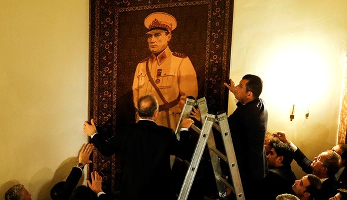 Muhalefet Kulisine Atatürk Resminin Asılması