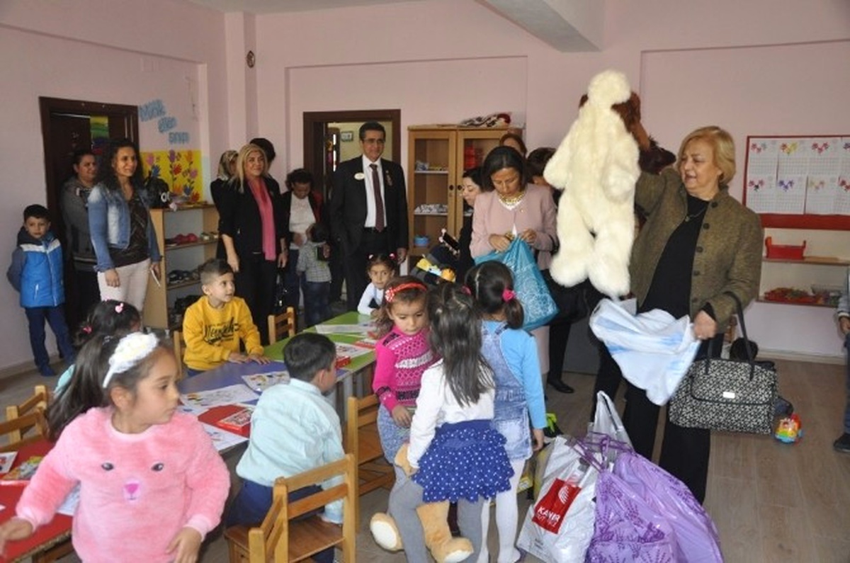 Öğretmenler Günü\'nde Minik Kalplere Dokundular