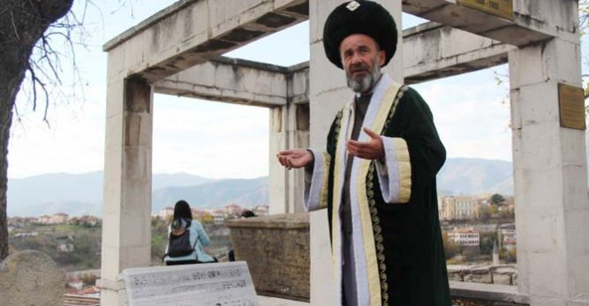 Osmanlıyafetiyle Türbeleri Geziyor