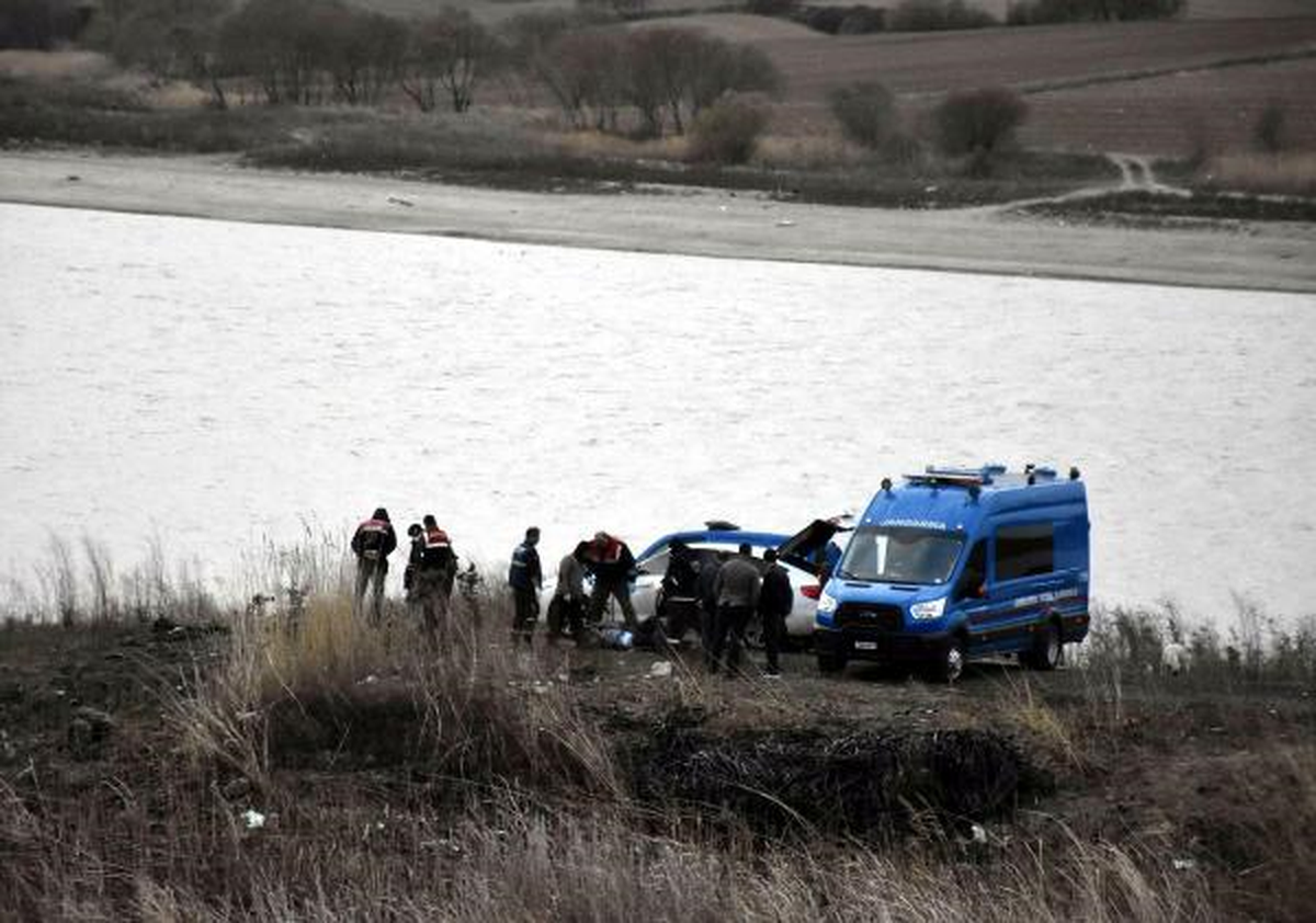 22 Yaşındaki Genç Otomobilinde Başından Vurulmuş Olarak Bulundu
