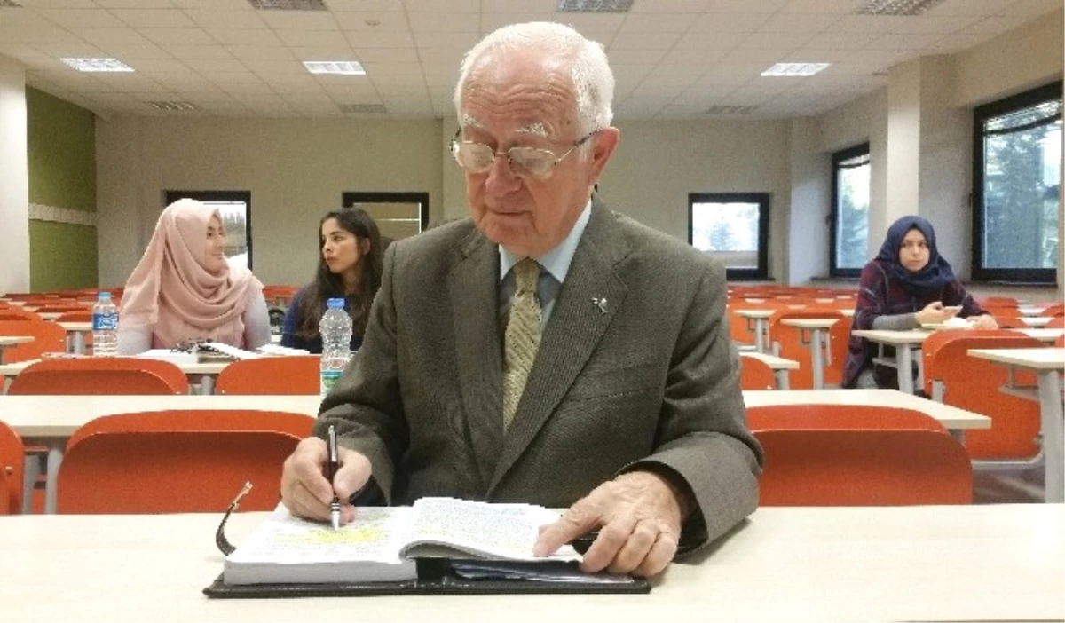 Emekli Öğretmen 79 Yaşında Hukuk Fakültesi\'nde Okuyor