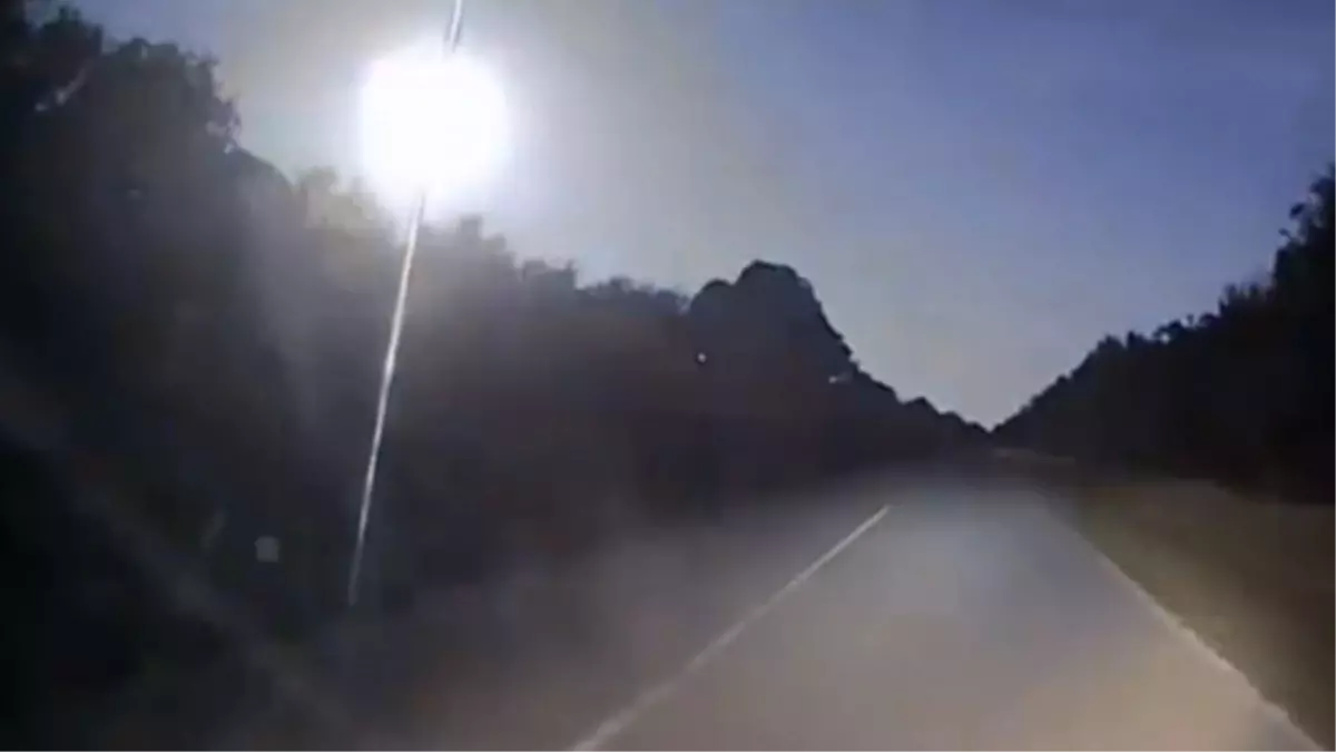 Polis Aracının Kamerası Meteorun Düşme Anını Görüntüledi