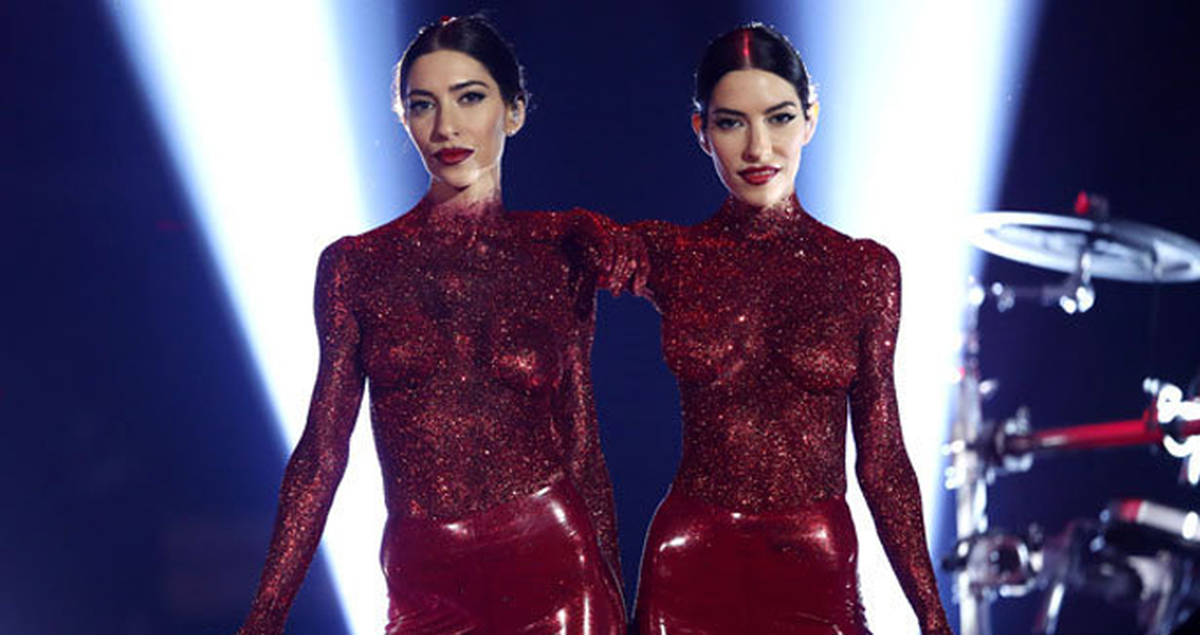 Popçu İkizler Müzik Ödülleri Töreninde Üstsüz Şarkı Söyledi