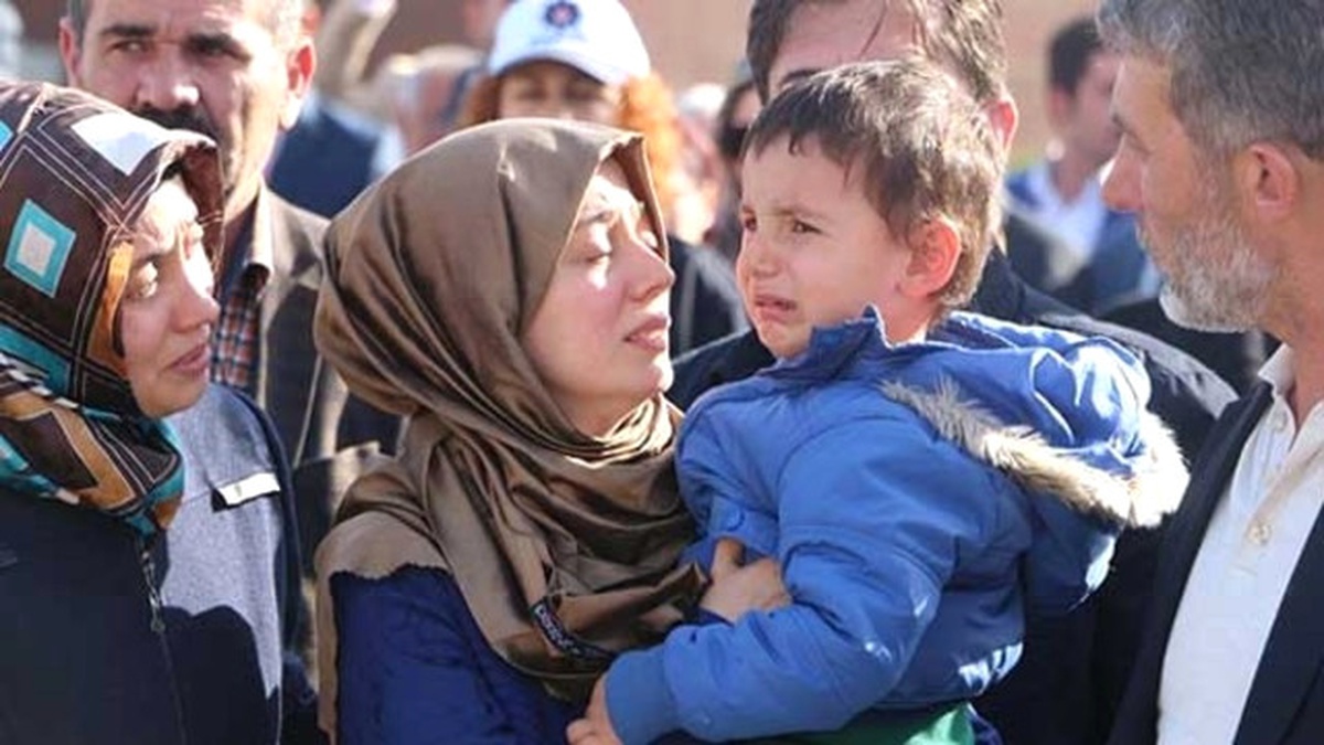 Safitürk\'ün Eşine Derikli Öğrencilerden Anlamlı Hediye