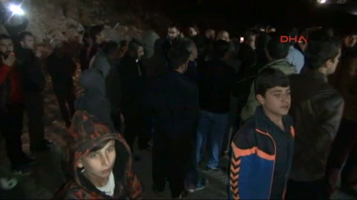 Şanlıurfa\'da Elektrik Kesintisi Yüzünden Mahalleli Yolu Kapattı