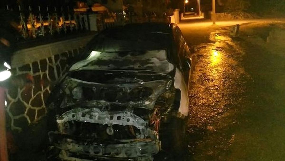 Şanlıurfa\'da Park Halindeki Otomobil Yandı