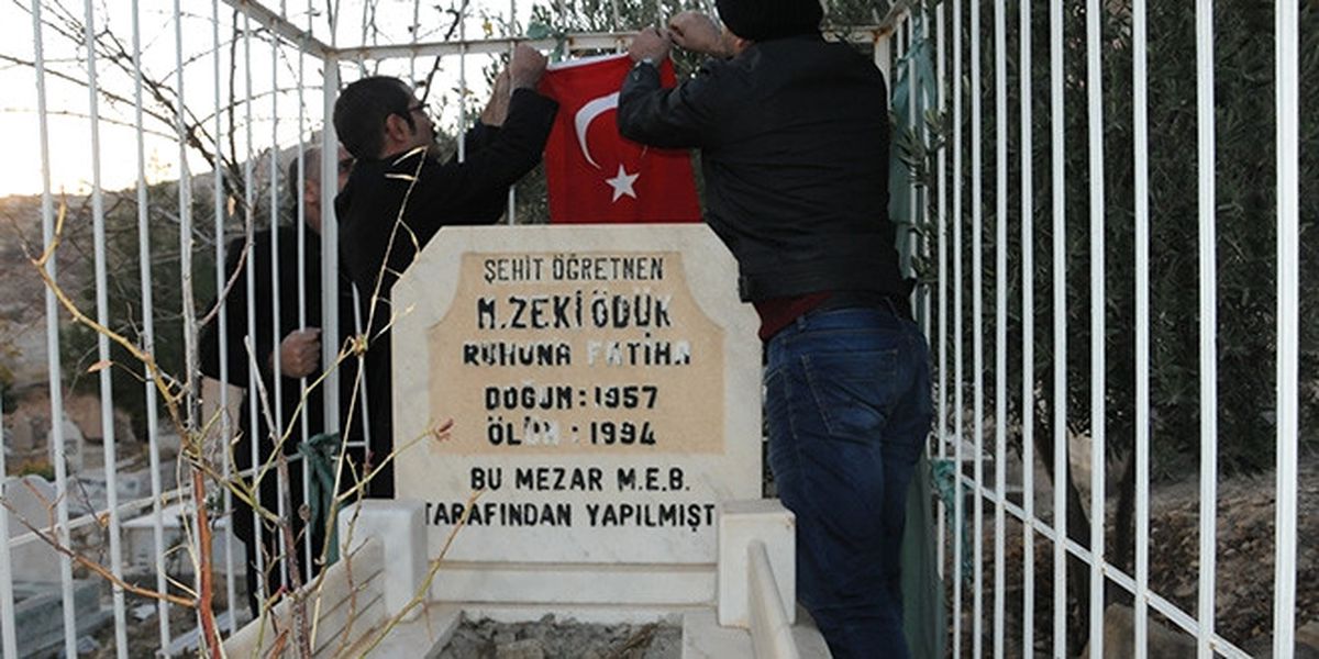Şehit Öğretmen Mezarı Başında Anıldı