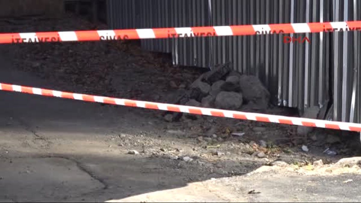 Sivas Valilik Arkasındaki Taş Yığını Polisi Alarma Geçirdi