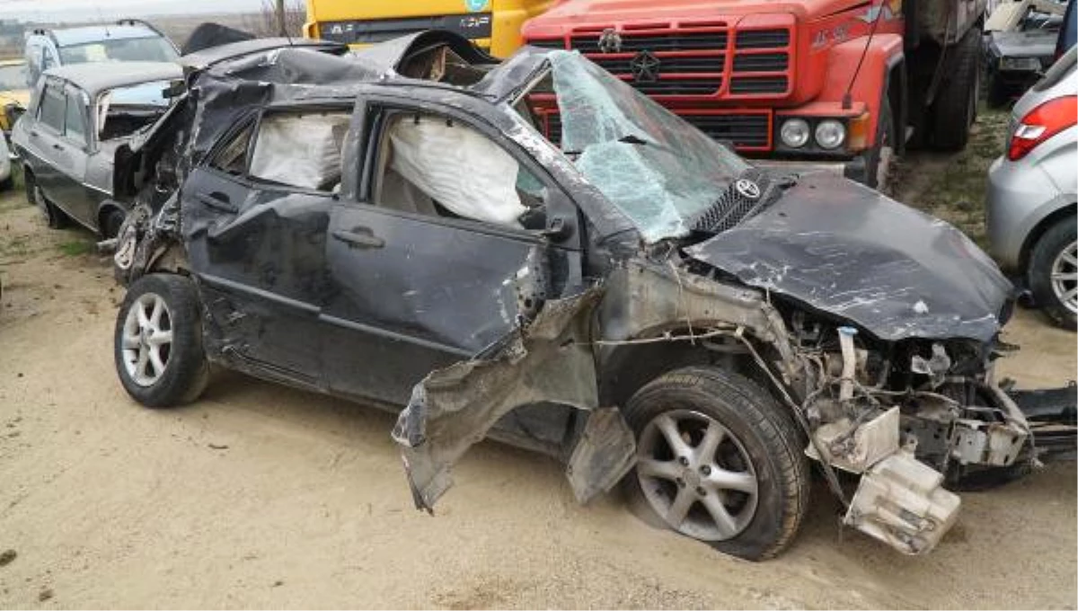 Takla Atan Otomobilden Fırlayan Sürücü Ağır Yaralandı