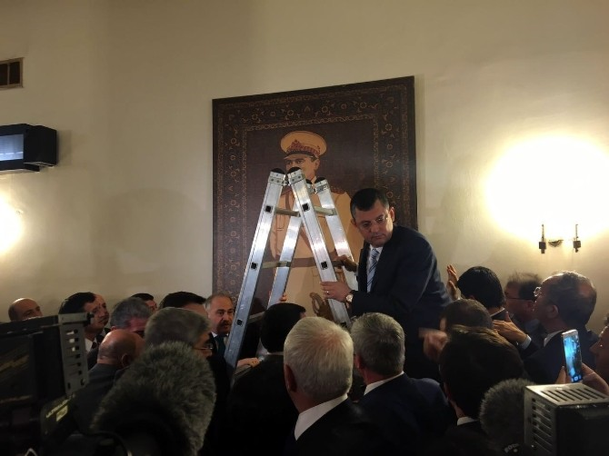 TBMM\'de Muhalefet Kulisindeki Atatürk Resmi Yerine Asıldı
