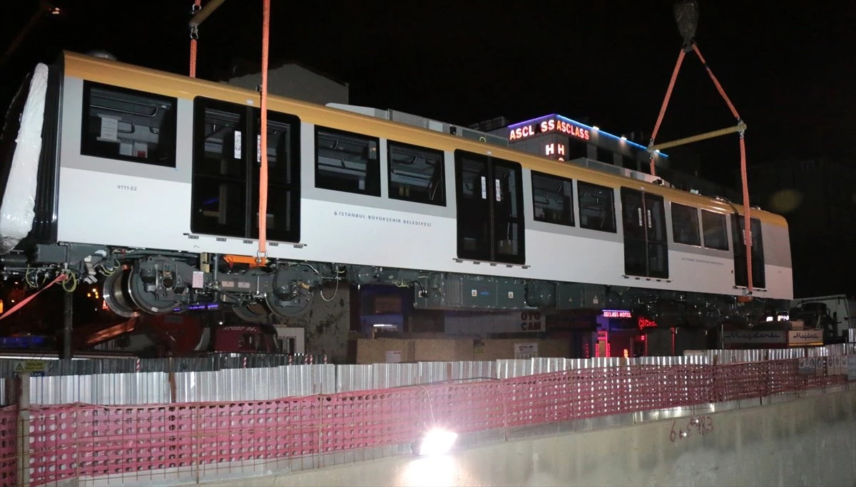 Üsküdar-Ümraniye-Çekmeköy Metrosu Vagonları Raylara İndirildi(Geniş Haber)