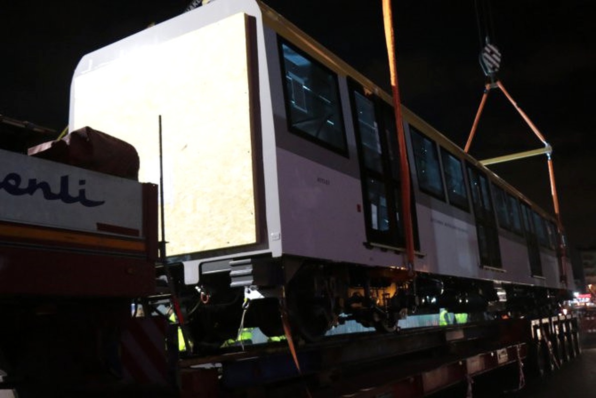 Üsküdar-Ümraniye-Çekmeköy Metrosu Vagonları Raylara İndirildi