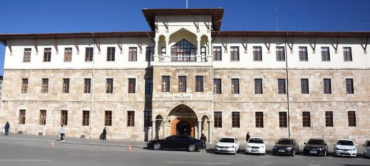 Valilik Arkasındaki Taş Yığını Polisi Alarma Geçirdi