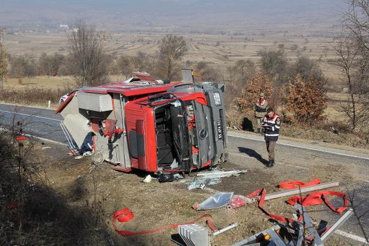 Yangına Giden İtfaiye Aracı Devrildi: 3 İtfaiyeci Yaralı